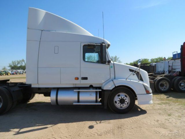  truck, VERY NICE TRUCK READY FOR WORK 06 Volvo semi sleeper truck 