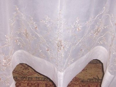   tablecloth embroidered organdy Size 140 x70 with 12 napkins NEW