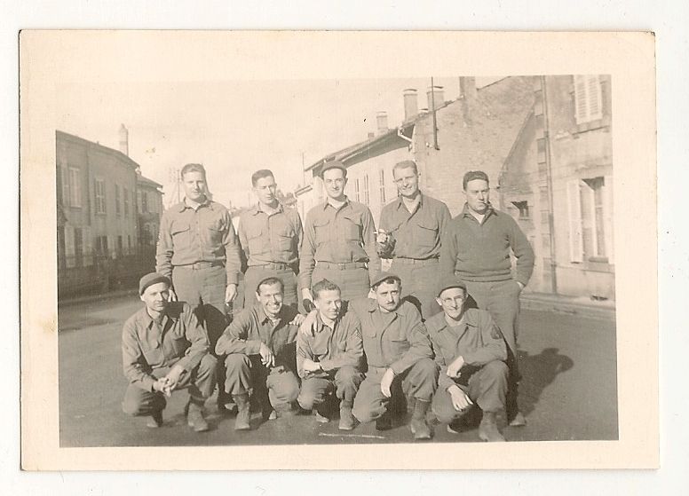 WWII PHOTO ~ U.S. SOLDIERS GROUP PHOTO IN TOWN ~ W106  