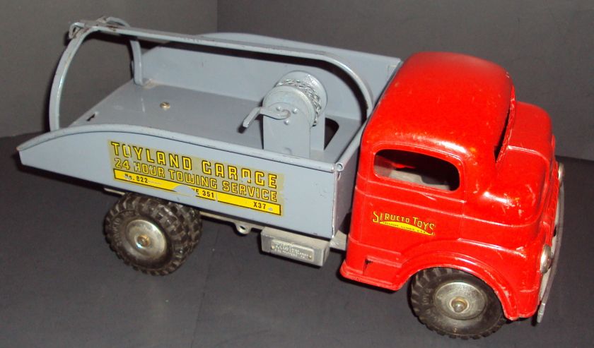 VINTAGE 1950S WINDUP PRESSED STEEL STRUCTO TOYLAND GARAGE TOW TRUCK 