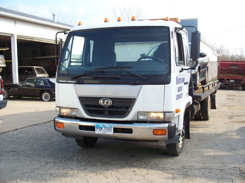 2005 UD 2000 Flatbed Tow Truck JerrDan steel slideback bed with wheel 