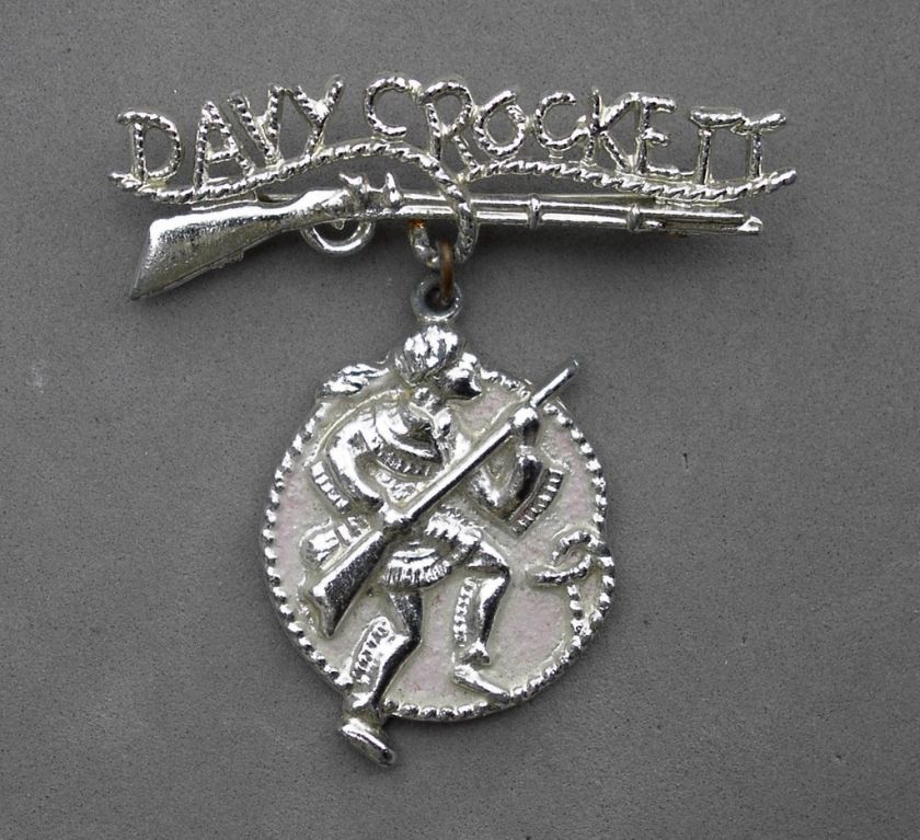 DAVY CROCKETT PIN BROOCH SILVER METAL VINTAGE RIFLE COONSKIN CAP 